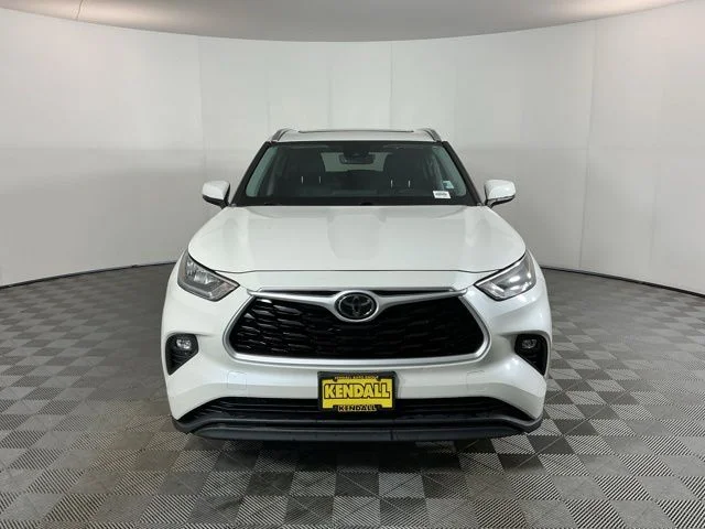 Used 2020 White Toyota XLE image 2
