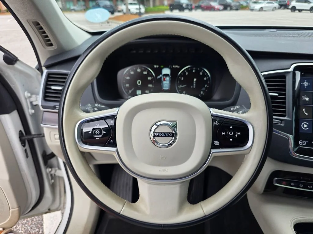 Used 2019 White Volvo T5 Momentum image 24