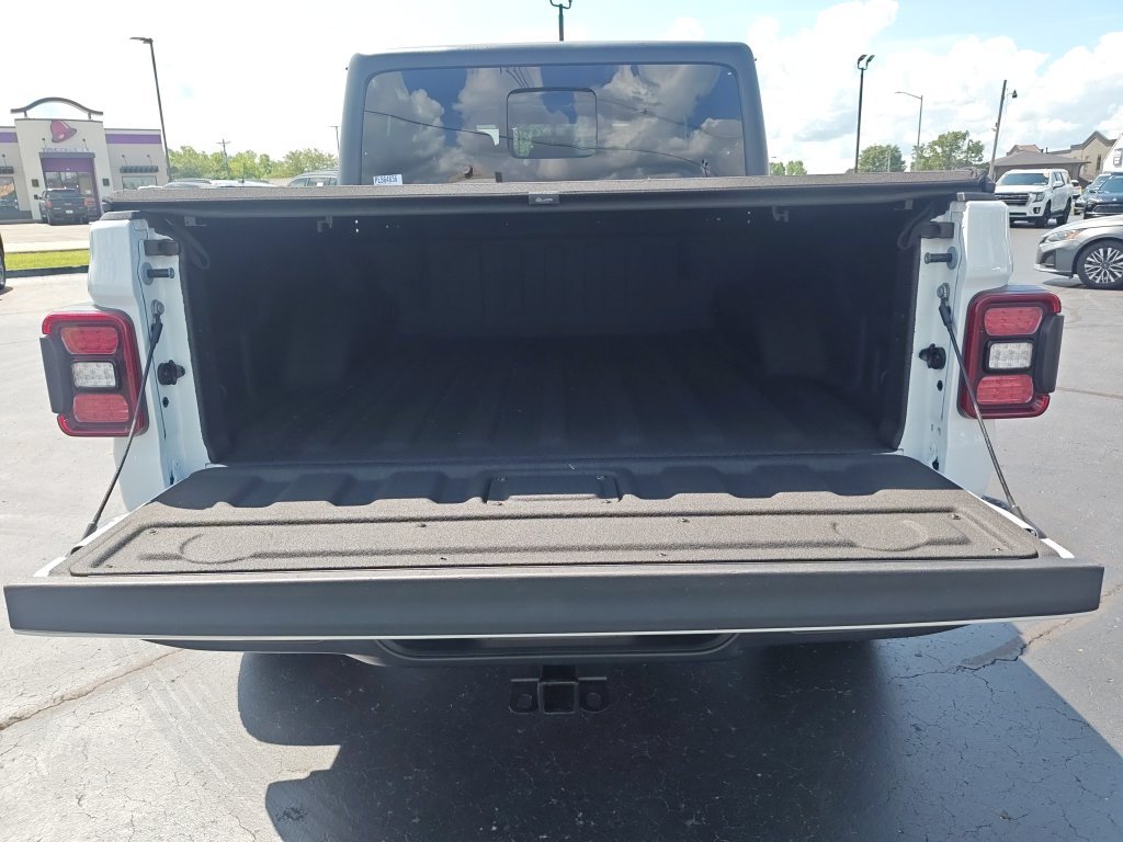 Used 2023 White Jeep Mojave image 9