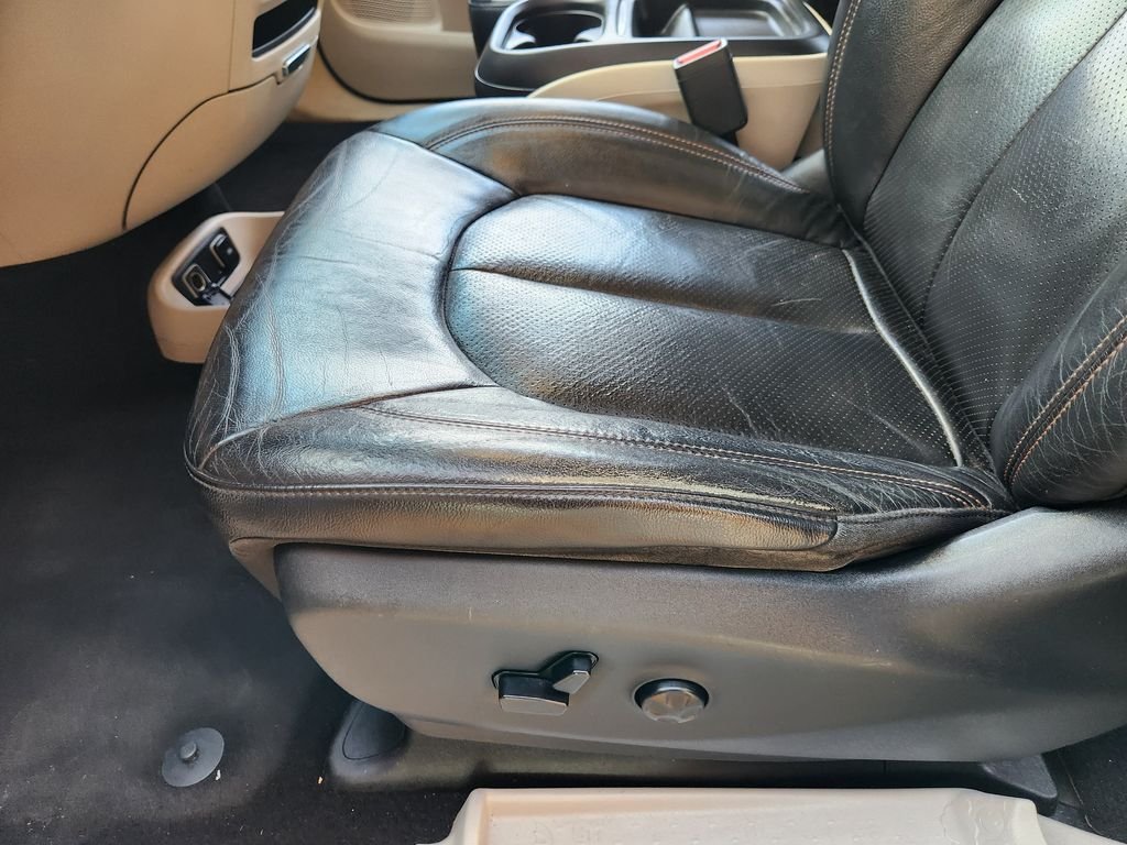Used 2018 Billet Silver Metallic Clearcoat Chrysler Touring L image 25