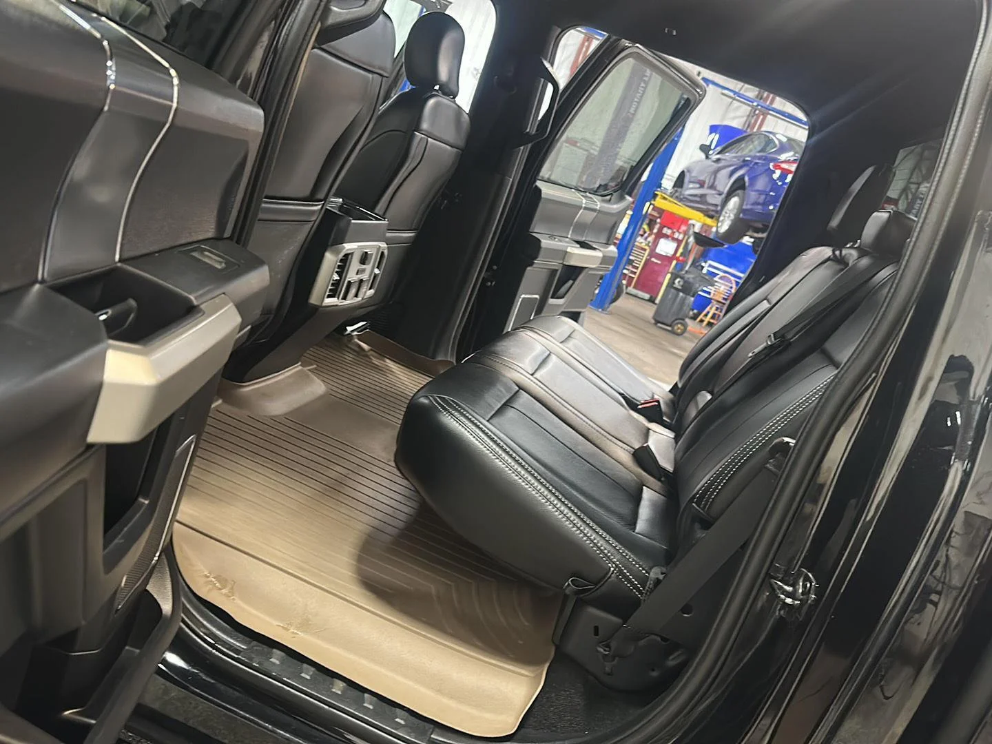 Used 2019 Agate Black Metallic Ford LARIAT image 28