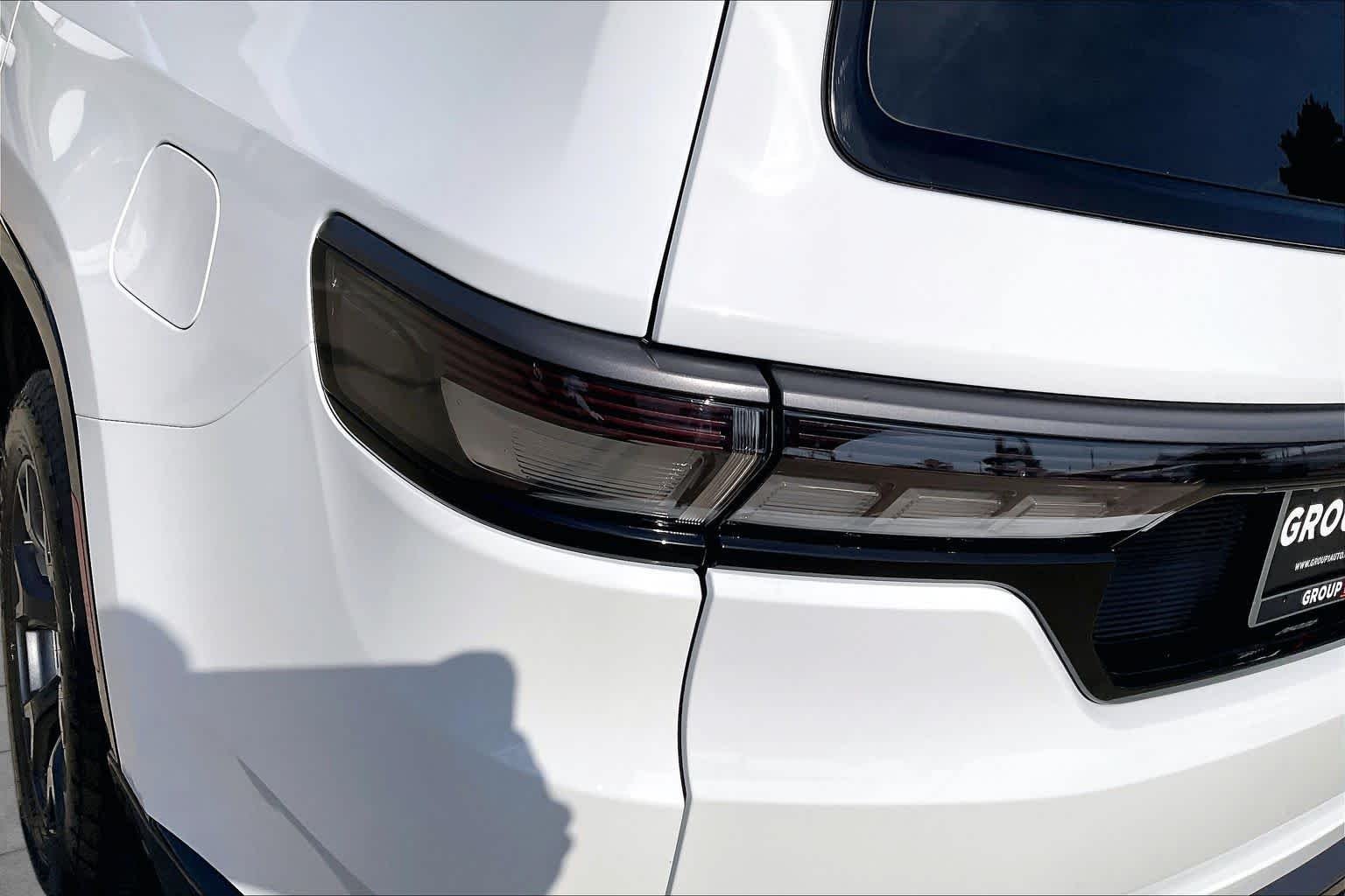 New 2026 Bright White Clear-Coat Exterior Paint Jeep Upland image 14