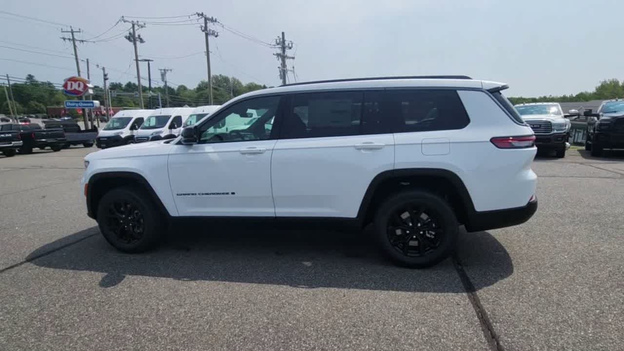 New 2026 Bright White Clear-Coat Exterior Paint Jeep Laredo Altitude image 5