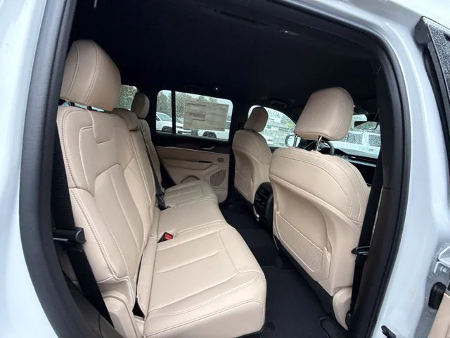 New 2027 Bright White Clear-Coat Paint Jeep Limited image 10