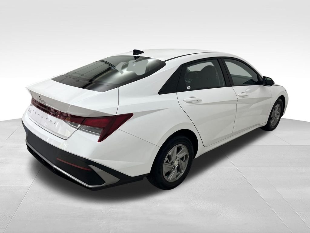 Used 2025 White Hyundai SE image 5
