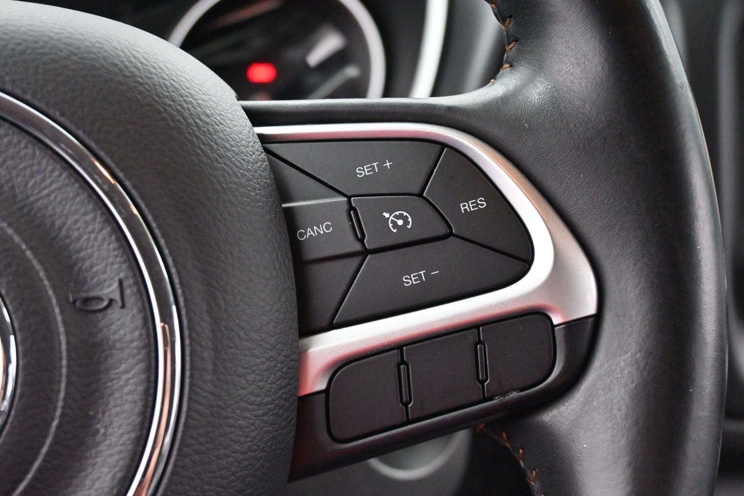 Used 2018 Diamond Black Crystal Pearlcoat Jeep Latitude image 17