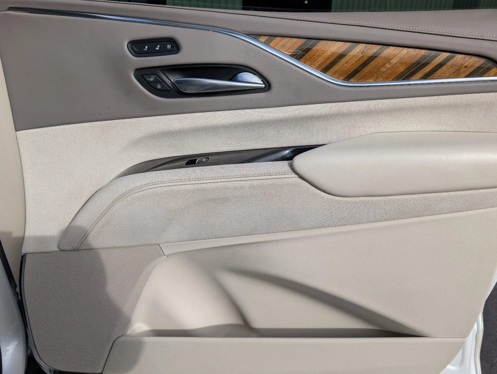 Used 2021 CRYSTAL WHITE TRICOAT Cadillac Premium Luxury Platinum image 42