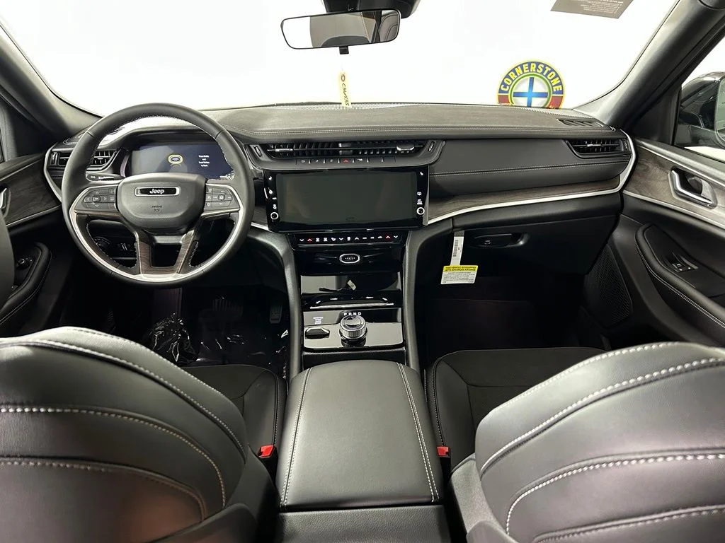 New 2026 Diamond Black Crystal Pearlcoat Jeep Altitude image 4