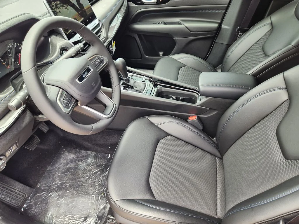 New 2026 Bright White Clear-Coat Exterior Paint Jeep Latitude image 7
