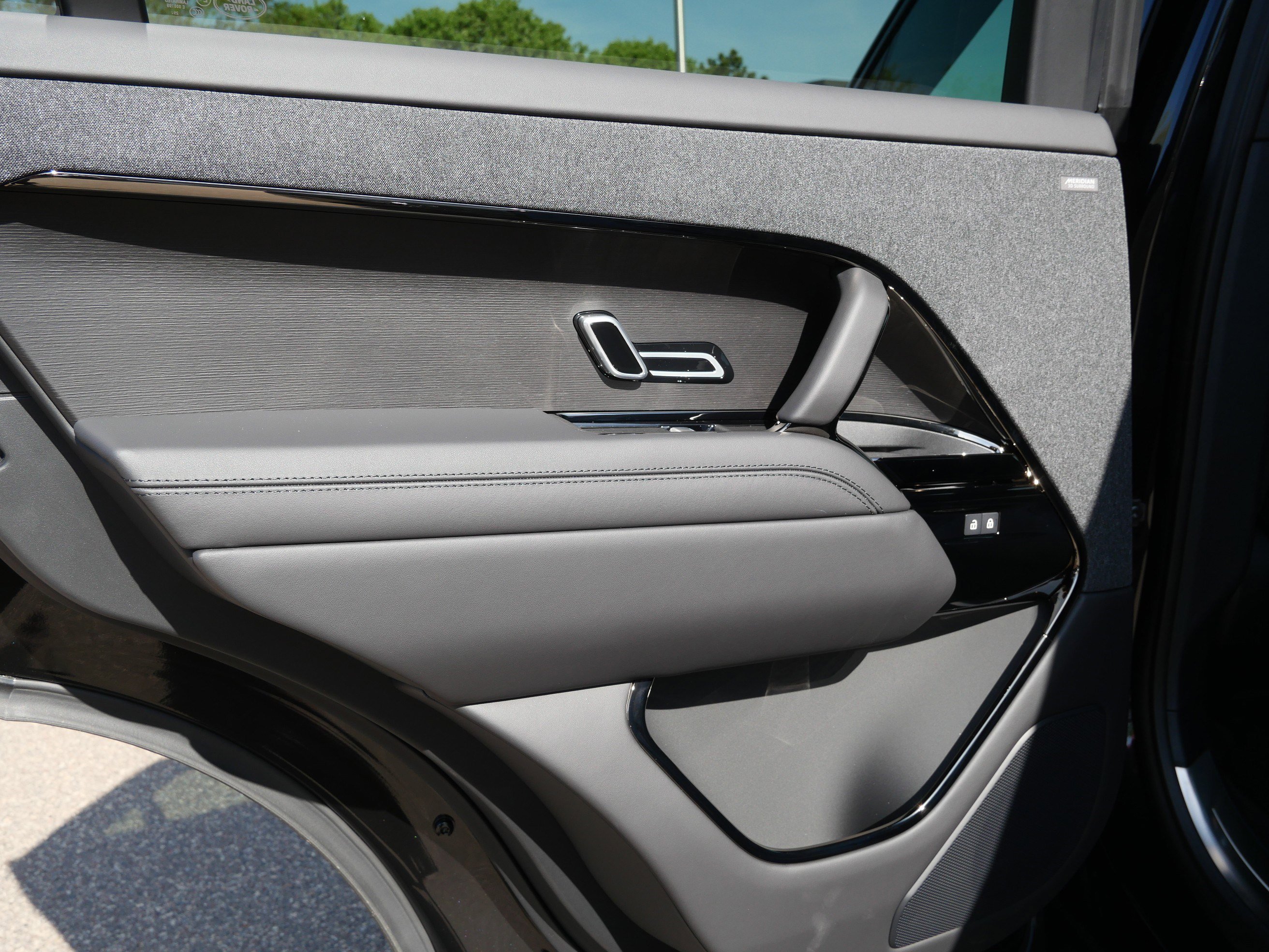 New 2026 Santorini Black Land Rover Dynamic SE image 6