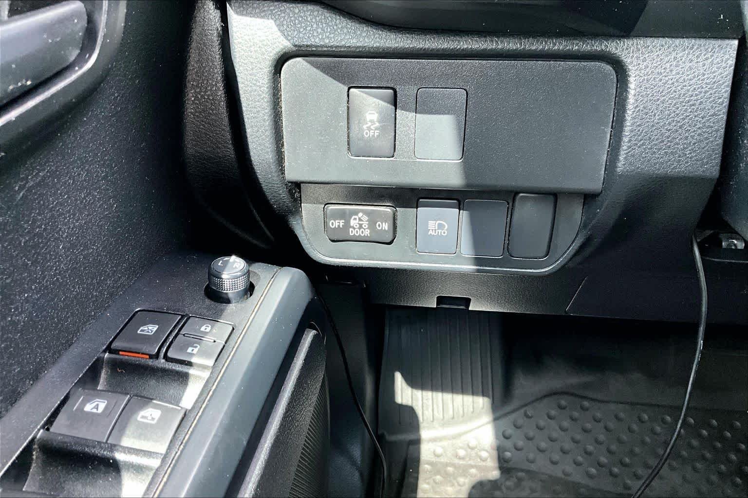 Used 2022 Midnight Black Metallic Toyota SR image 32