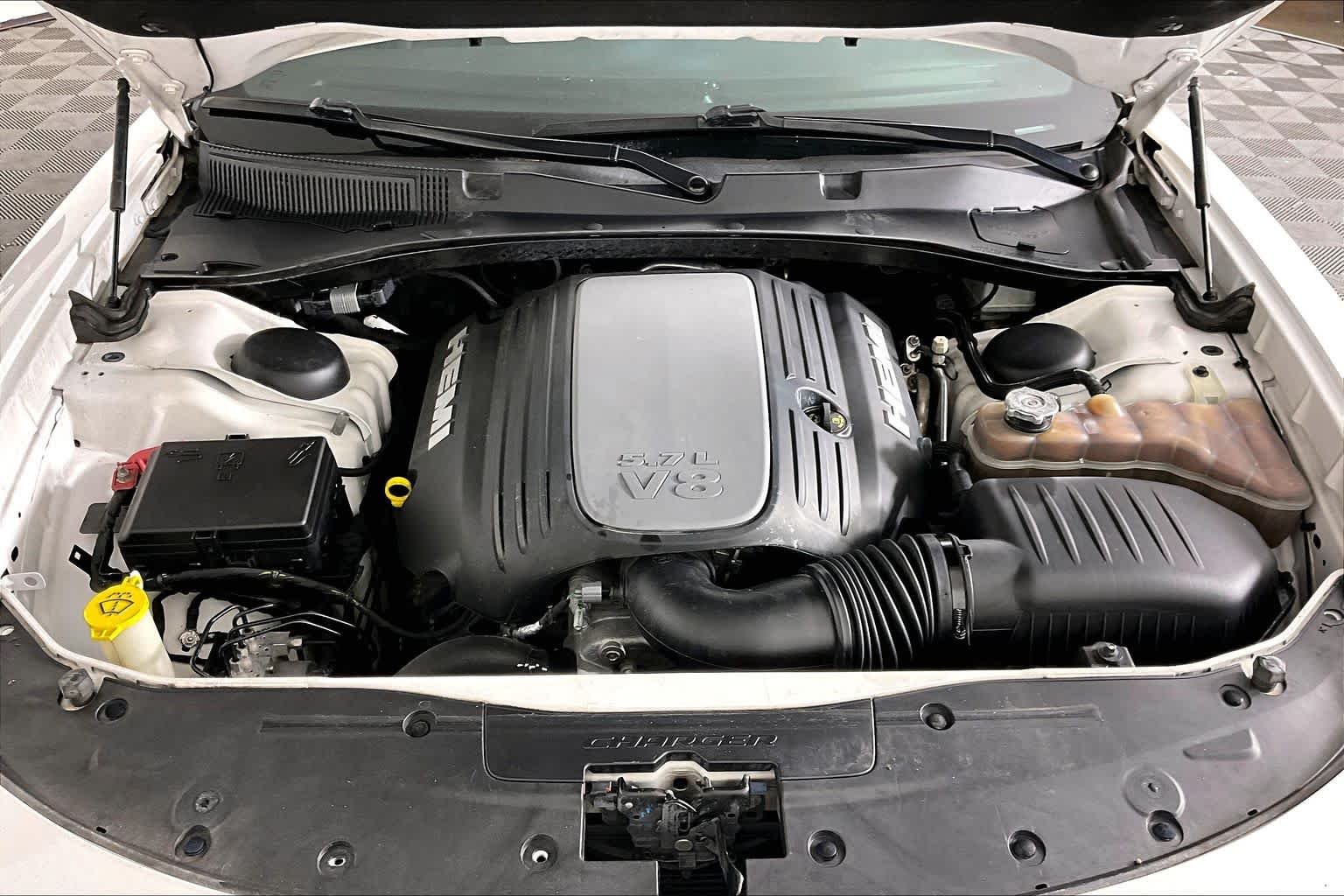 Used 2018 White Knuckle Clearcoat Dodge R/T image 31