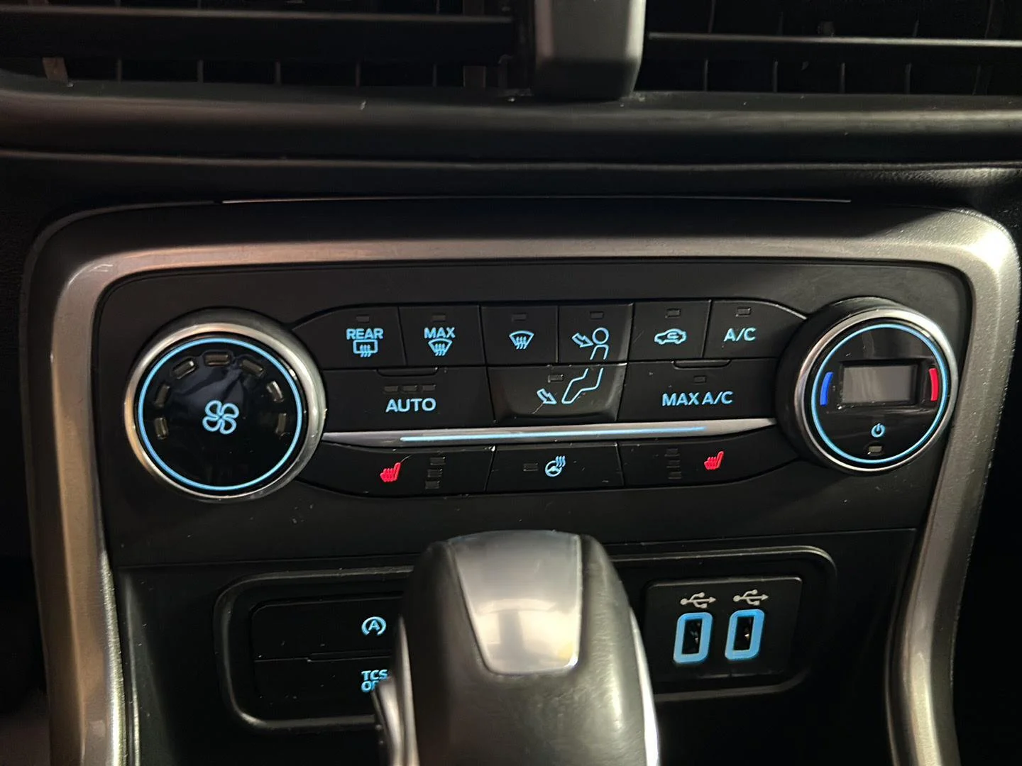 Used 2019 Shadow Black Ford SES image 6