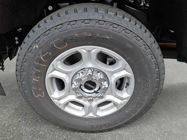 New 2026 Carbonized Gray Metallic Ford XLT image 4