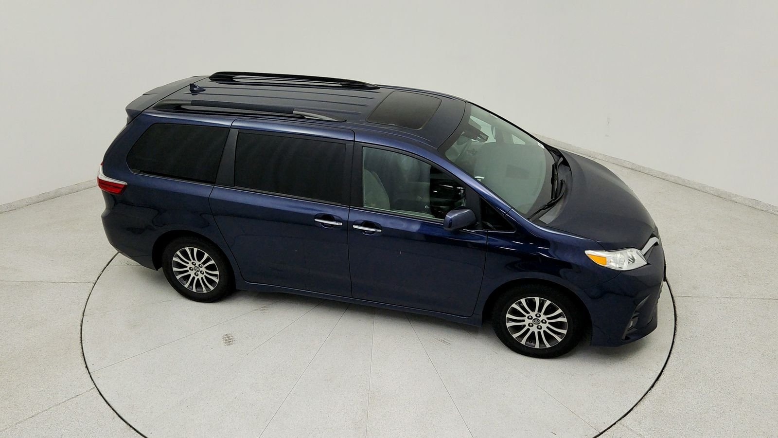 Used 2019 Beige Toyota XLE Premium image 20
