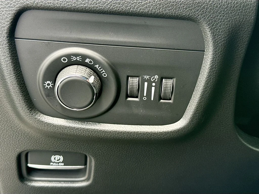 New 2026 Silver Zynith Jeep Laredo Altitude image 15