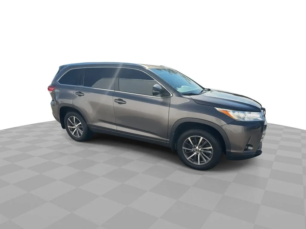 Used 2018  Toyota SE image 2