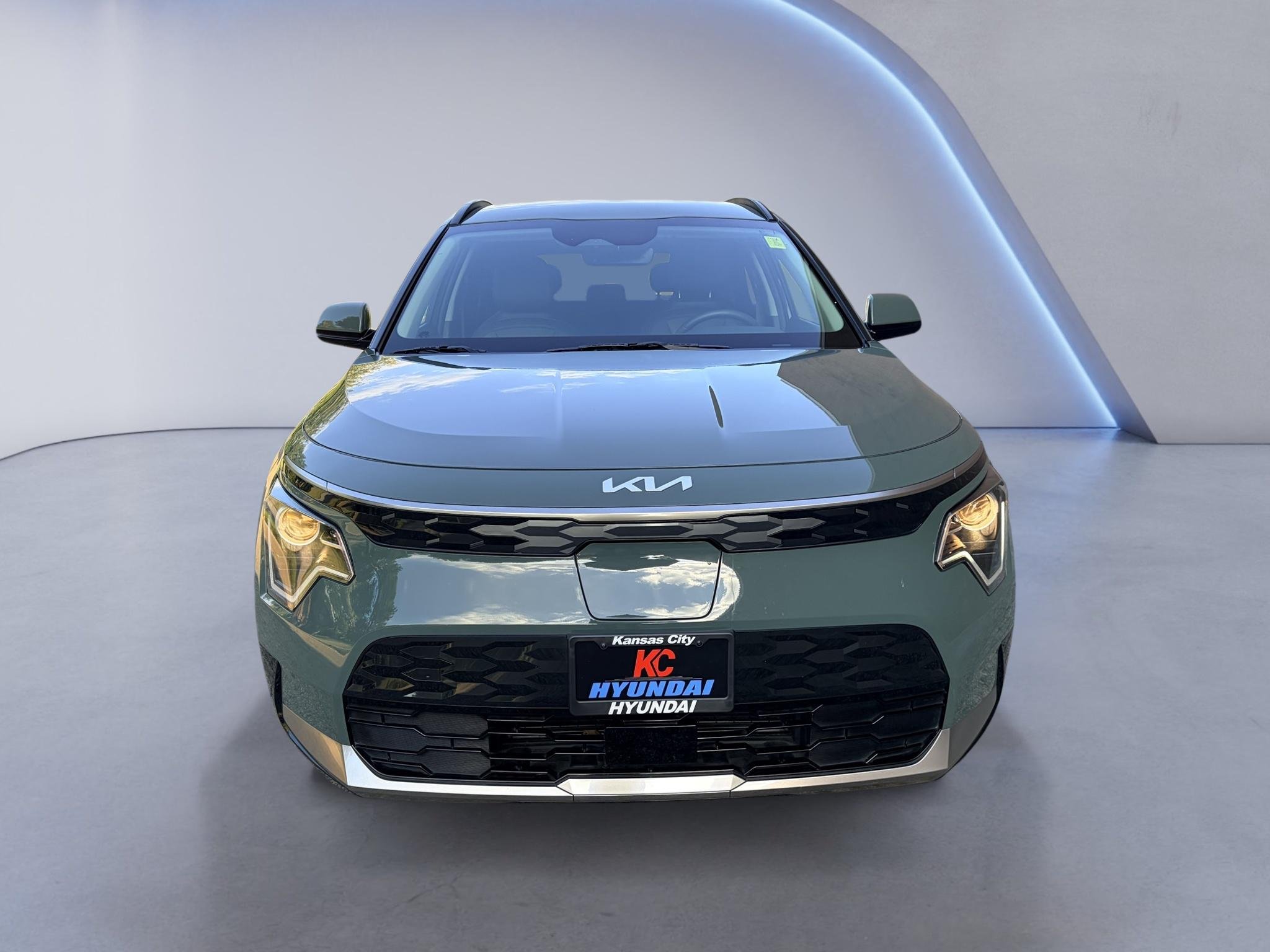 Used 2024 Cityscape Green Kia Wind image 8