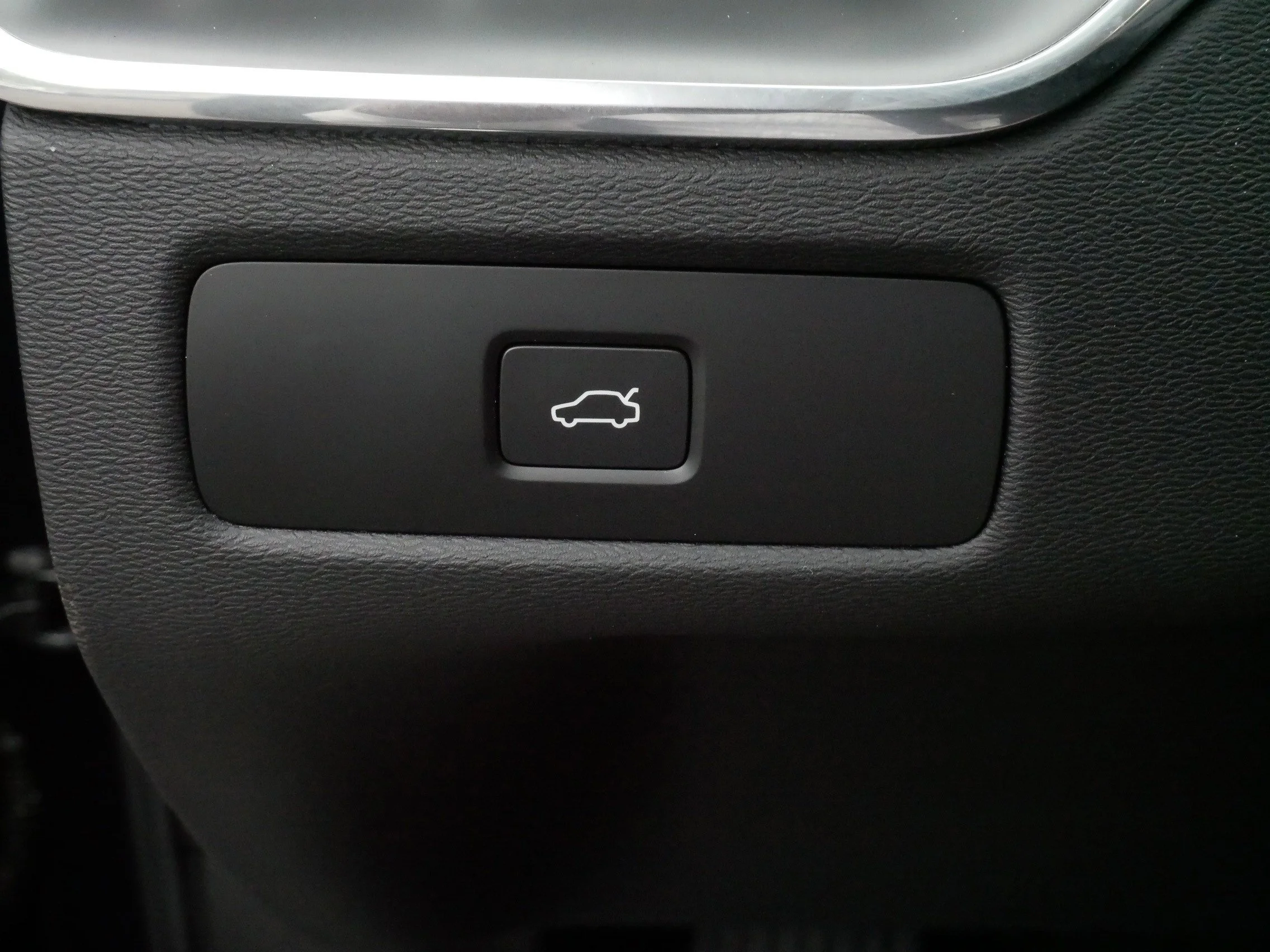 Used 2025 Denim Blue Metallic Volvo Core image 28