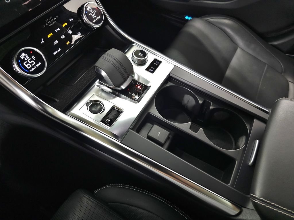 Used 2022  Jaguar R-Dynamic SE image 34