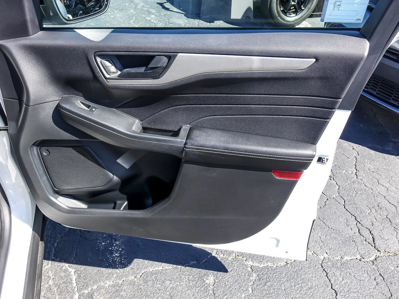 Used 2022 White Metallic Ford SE image 31