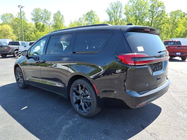 New 2027 Diamond Black Crystal Pearl-Coat Exterior Paint Chrysler Limited image 5