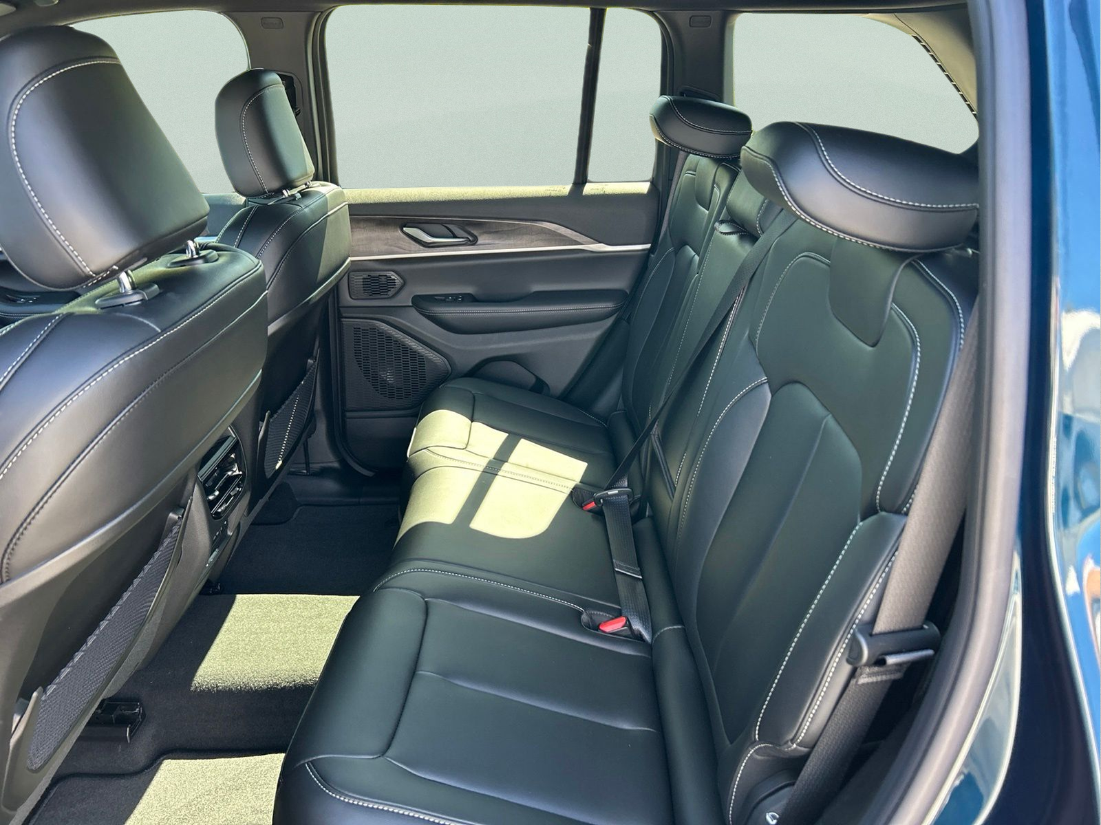 New 2026 Fathom Blue Pearl-Coat Exterior Paint Jeep Limited image 10