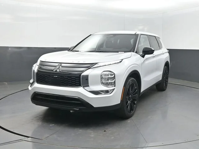 2026 Mitsubishi Outlander LE FWD's photo