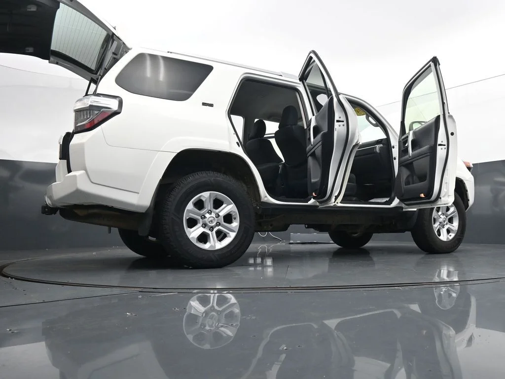 Used 2018 White Toyota SR5 image 39