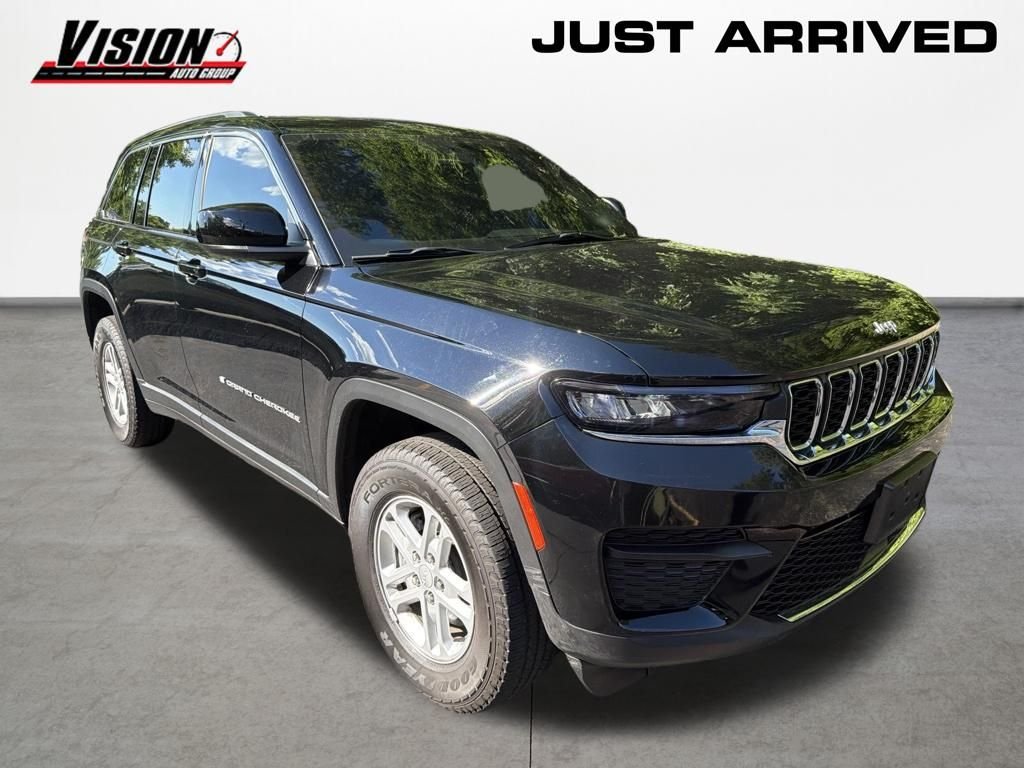 Used 2025 Black Jeep Laredo image 3