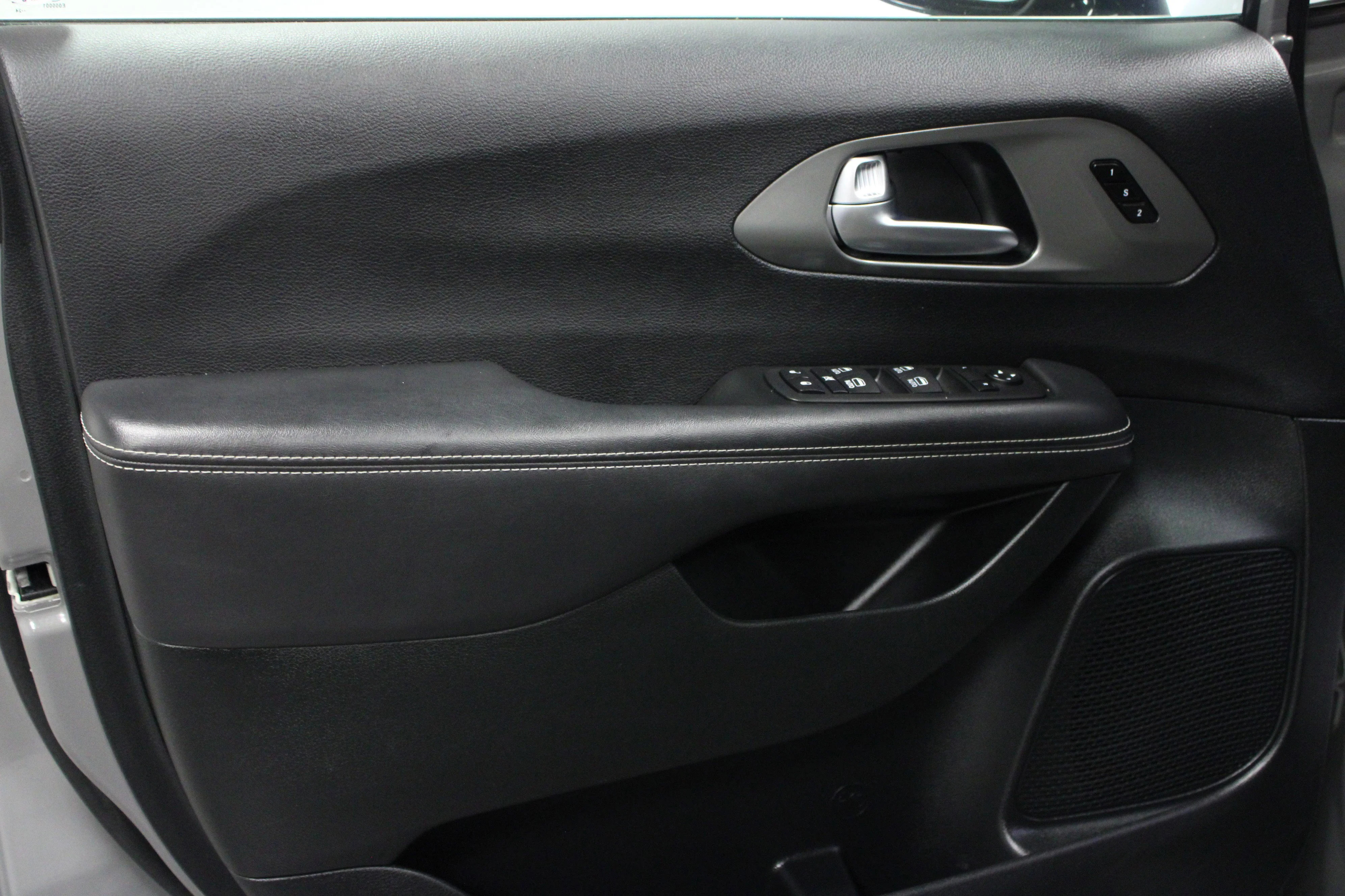 Used 2025 Ceramic Gray Clearcoat Chrysler Select image 11