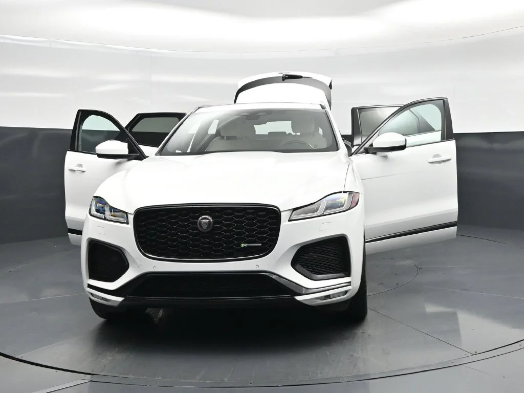Used 2023  Jaguar P400 R-Dynamic S image 27