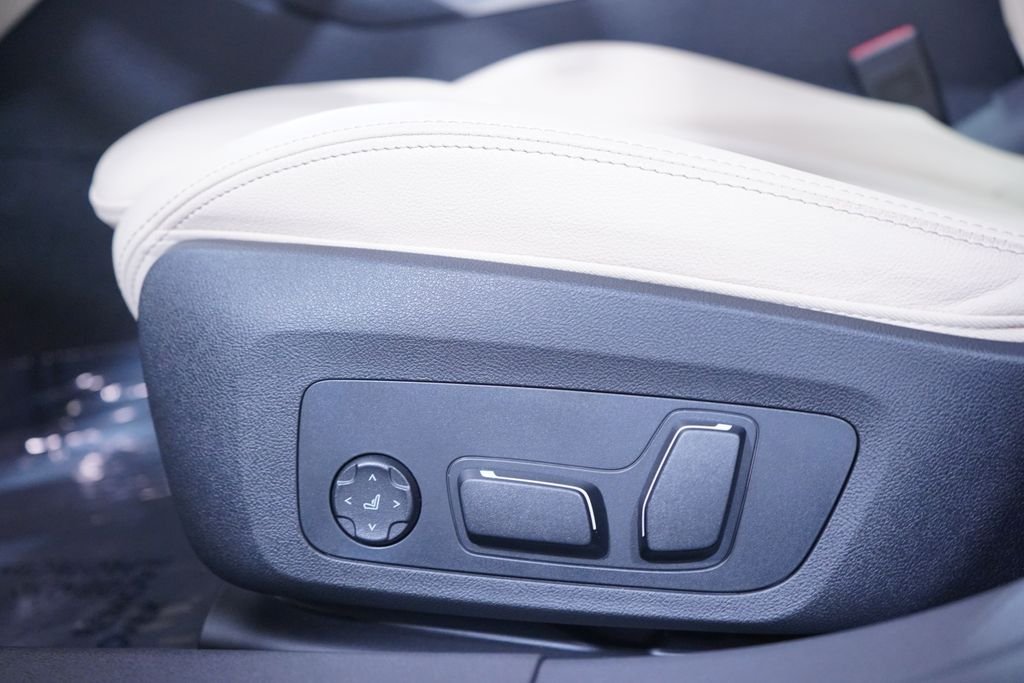 Used 2026 Alpine White BMW 330i image 8