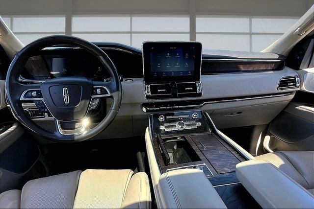 Used 2020 White Lincoln Reserve image 16