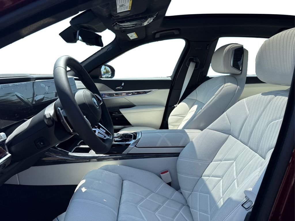 2025 BMW 7 Series 750e - Photo 9