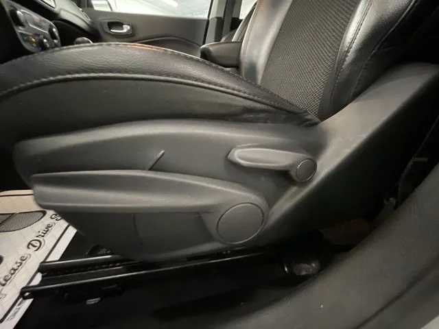 Used 2019 Billet Silver Metallic Clearcoat Jeep Trailhawk image 12