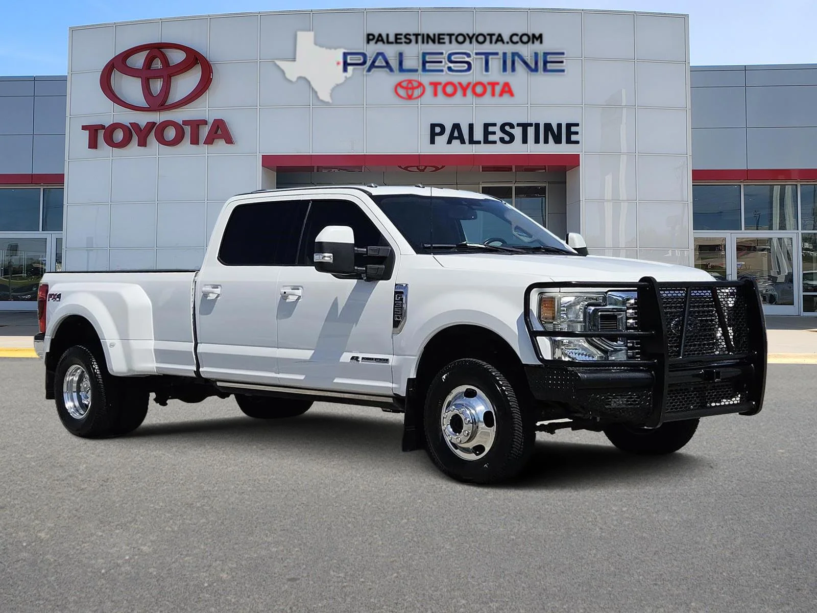 Used 2022 Oxford White Ford LARIAT 4WD Crew Cab 8