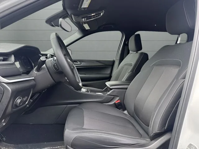 Used 2024 White Jeep Laredo image 10