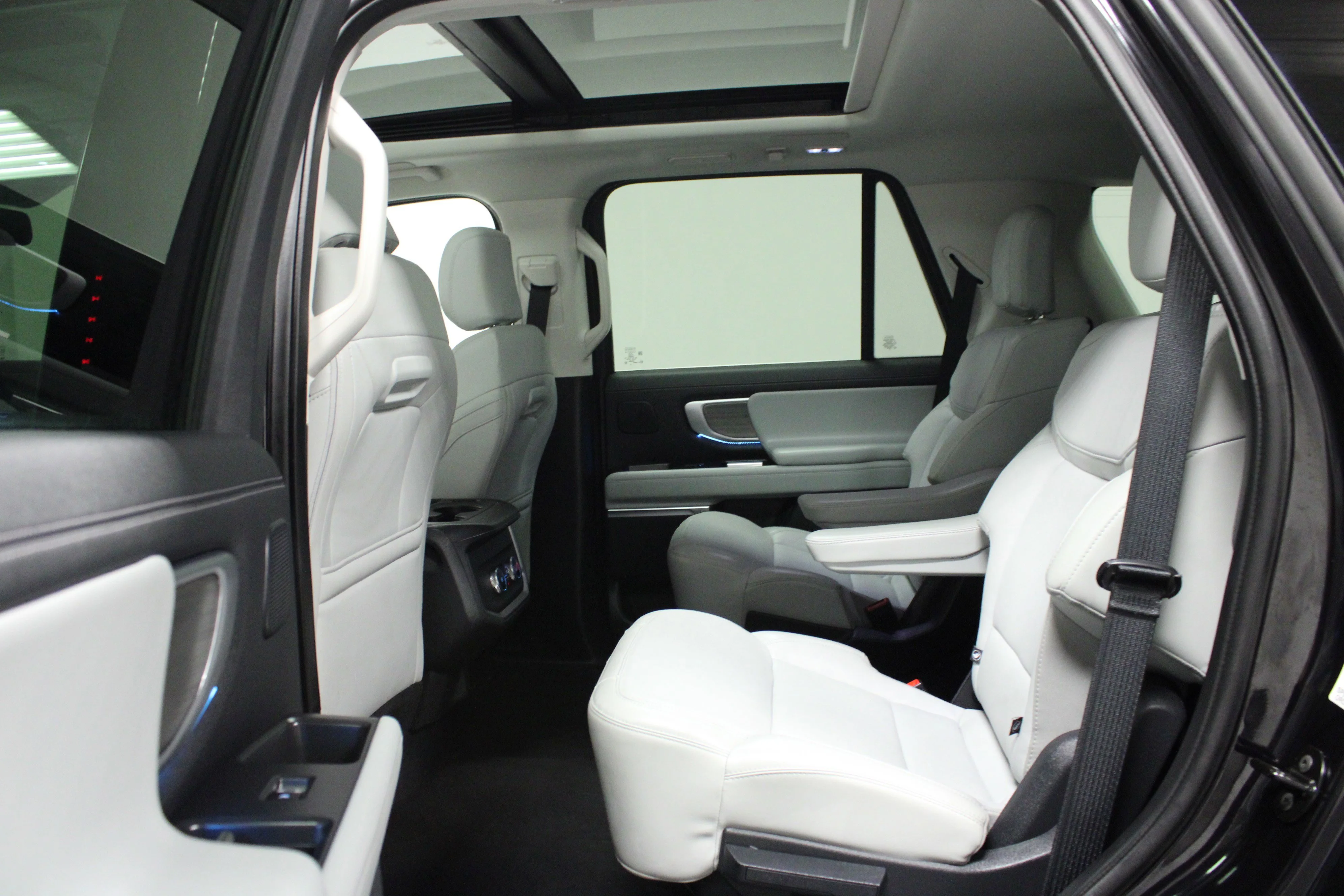 Used 2025 Black Metallic Ford Platinum image 13