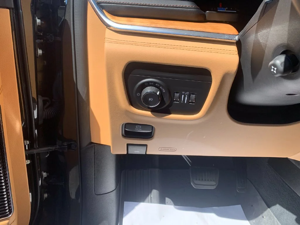 Used 2023  Jeep Summit Reserve image 31