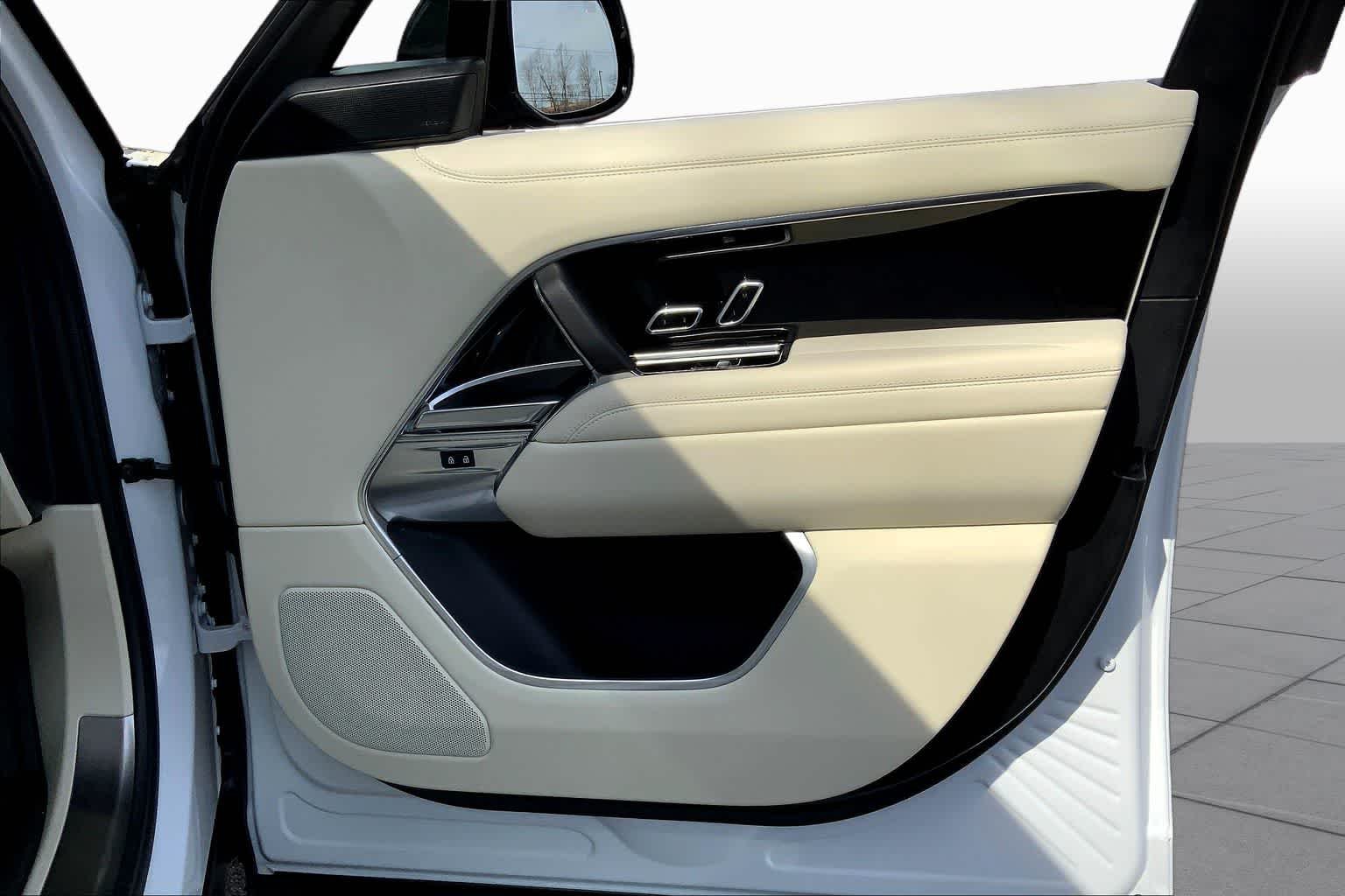 Used 2023 Fuji White Land Rover SE image 21