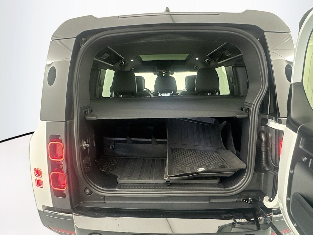 Used 2025 White Land Rover X-Dynamic SE image 25