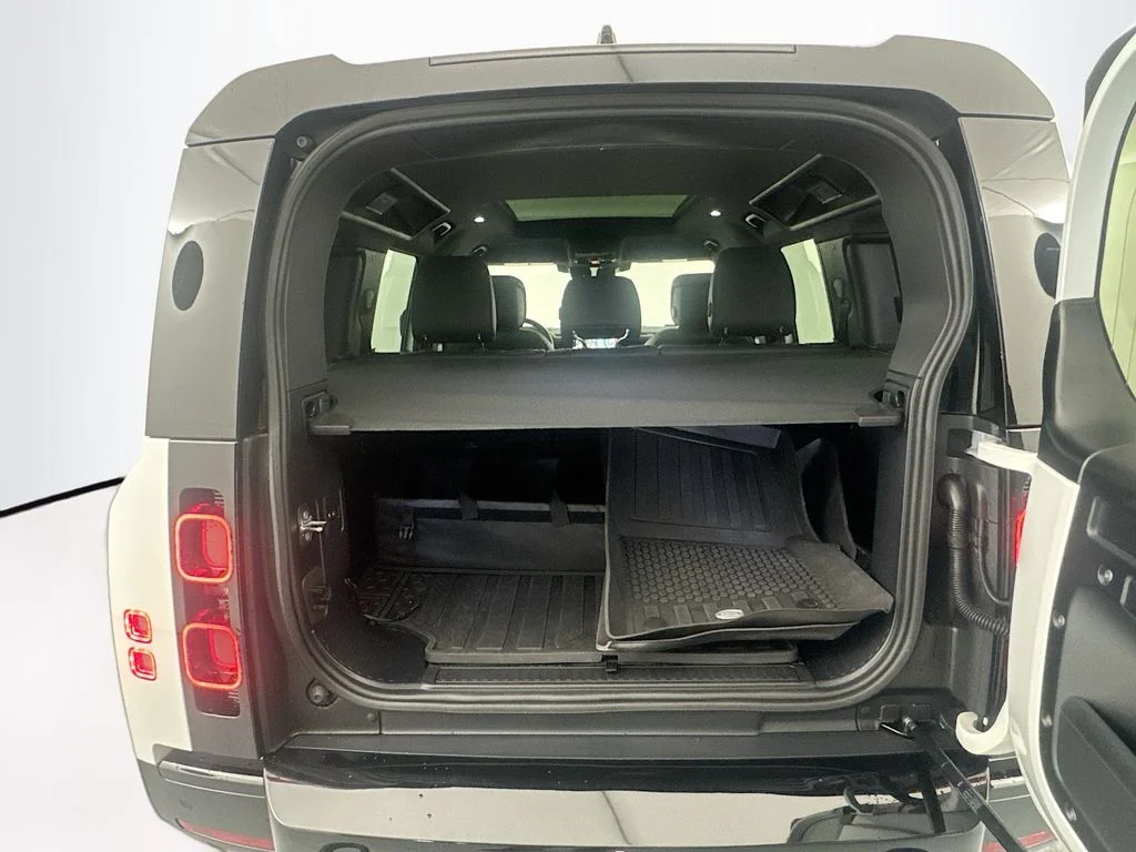 Used 2025 White Land Rover X-Dynamic SE image 25