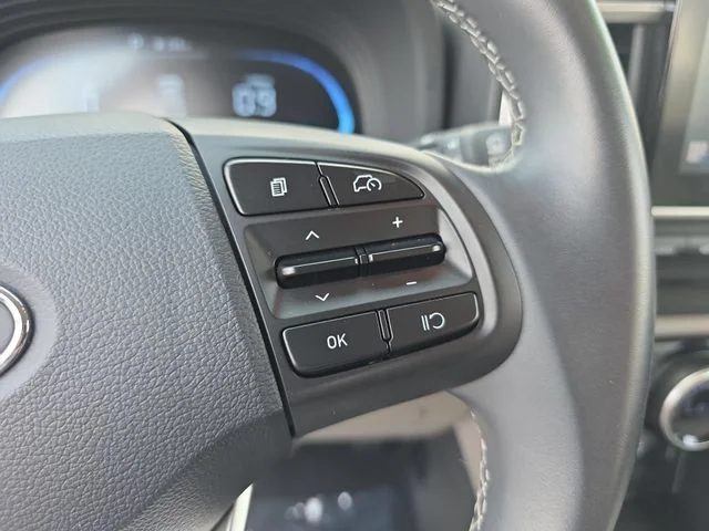 Used 2025 White Hyundai SEL image 18