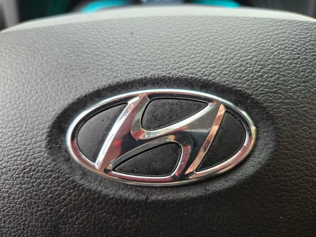 Used 2025 White Hyundai SEL image 32