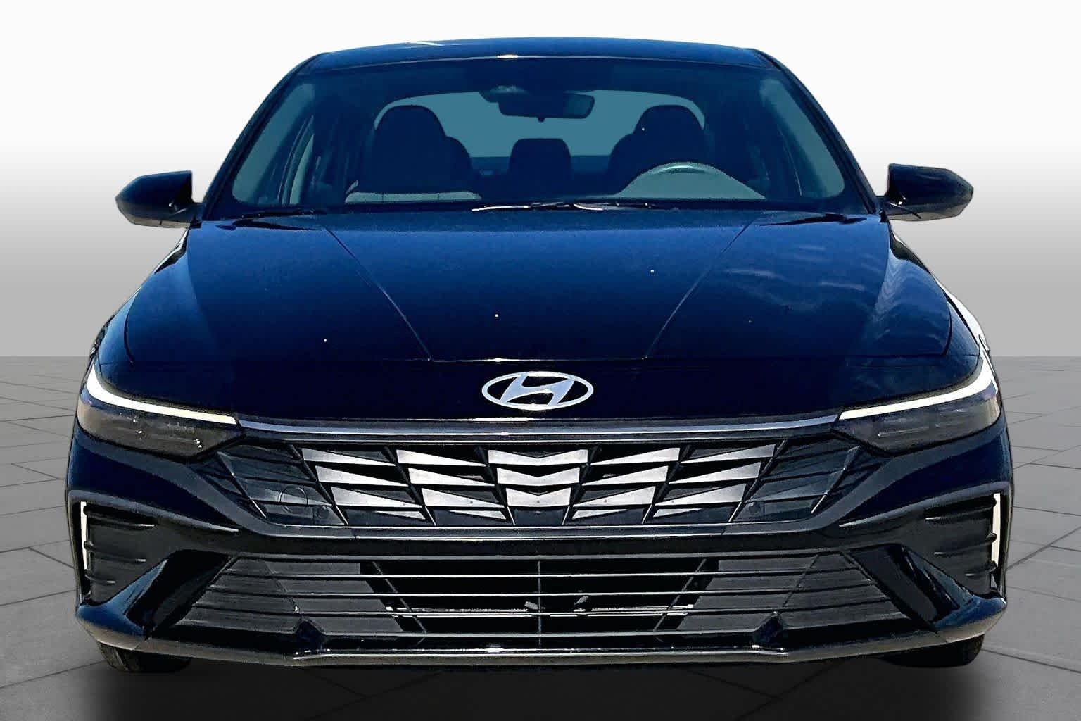 Used 2025 Abyss Black Hyundai SEL Sport image 4