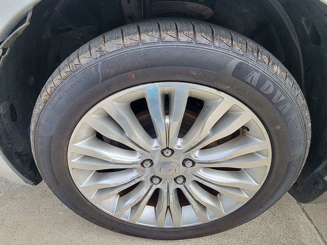 Used 2012  Chrysler Limited image 10