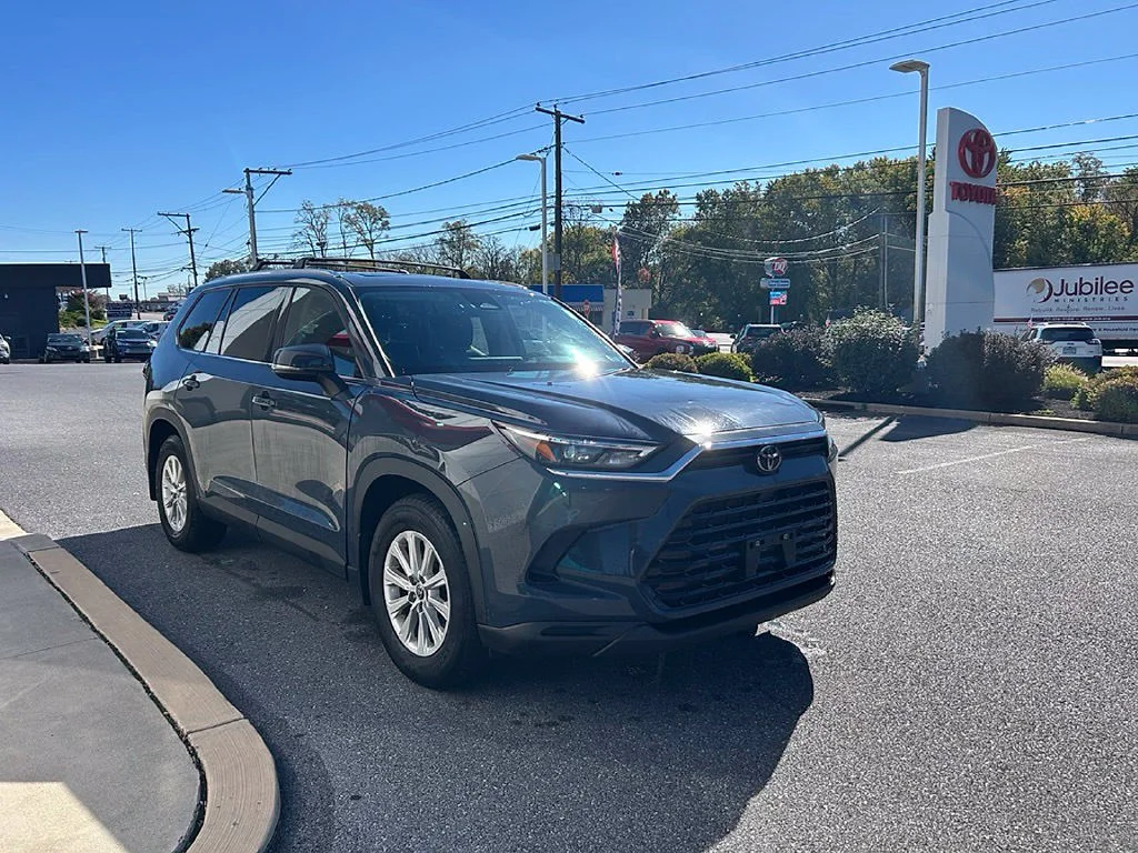 Used 2024 White Toyota XLE image 4