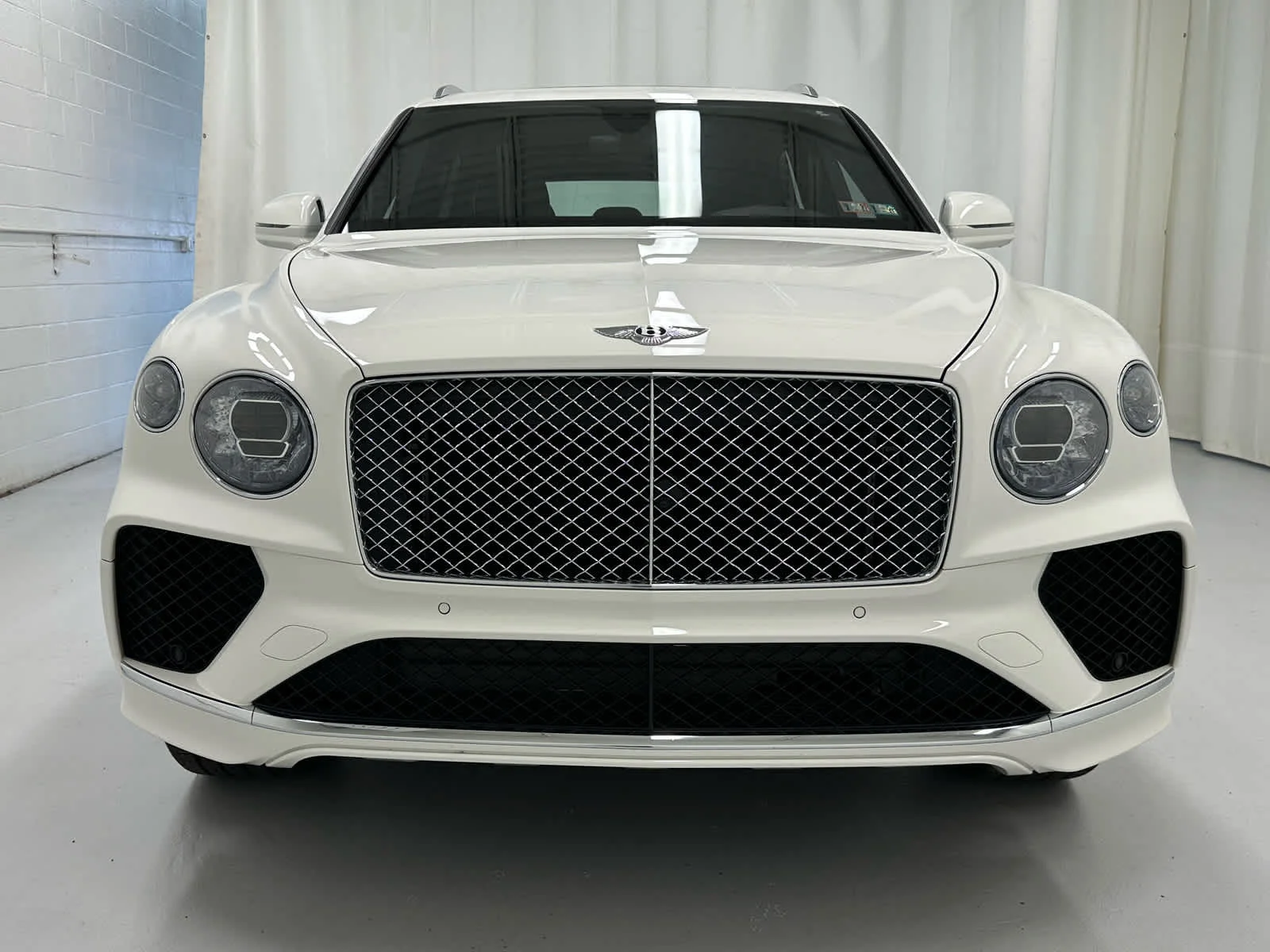 Used 2023 Glacier White Bentley V8 image 5