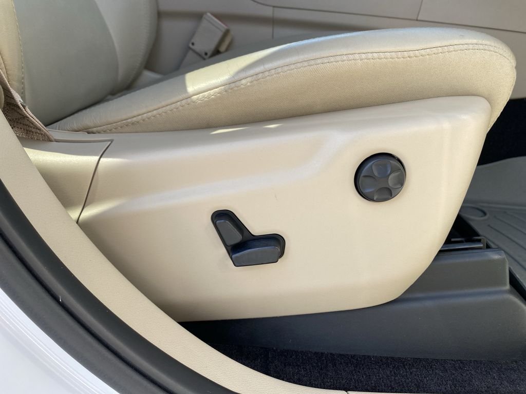 Used 2018 Bright White Clearcoat Jeep Limited image 35